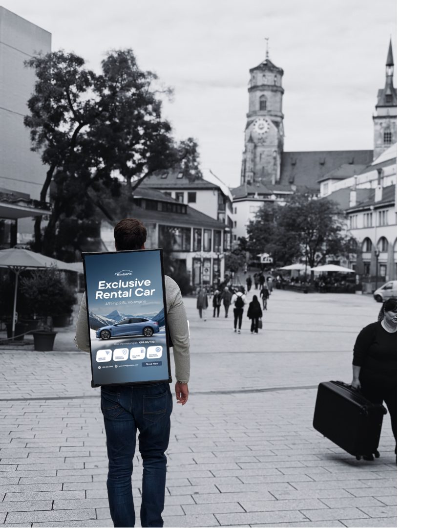 Träger mit WalkingScreen in der Stuttgarter Fußgängerzone, auf dem Screen läuft eine Autovermietungs-Werbung