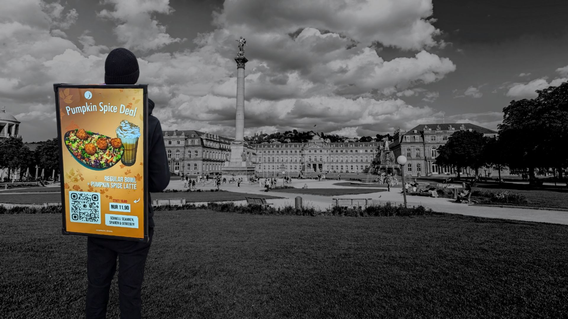 Träger mit WalkingScreen auf dem Stuttgarter Schlossplatz, auf dem Screen läuft eine Werbung für ein Gastronomie-Angebot