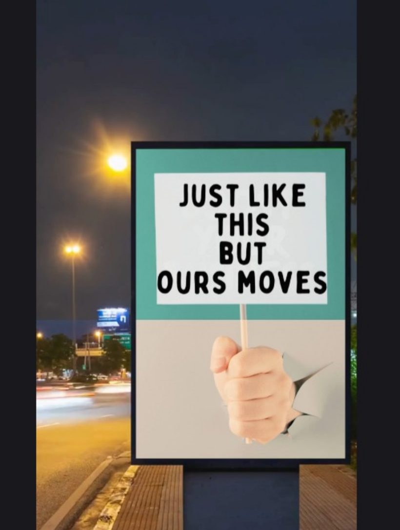 Beleuchtete Plakatwand bei Nacht mit dem Schriftzug: Just like this but ours moves
