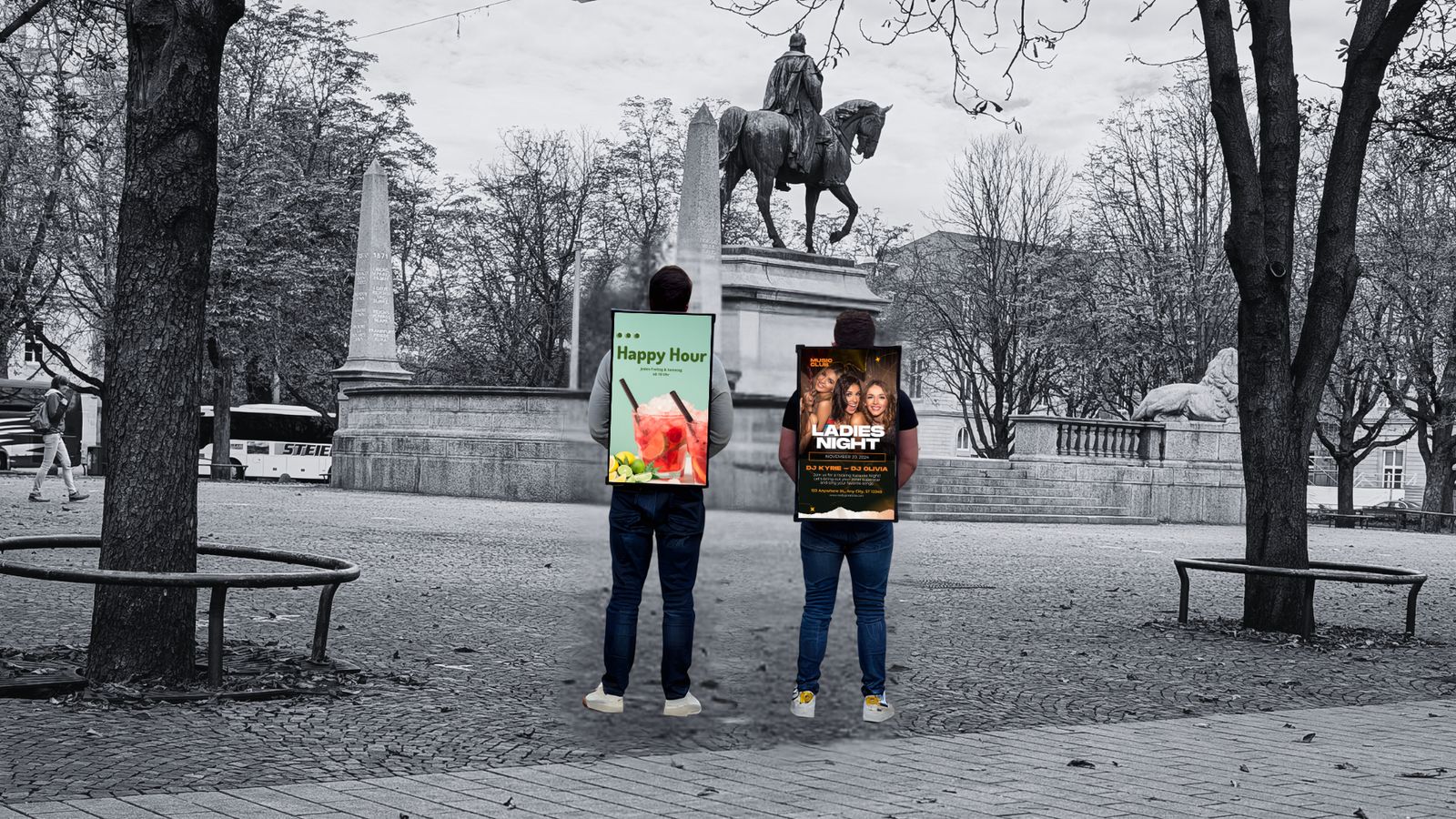 Zwei Träger mit WalkingScreens nebeneinander im Stuttgarter Schlossgarten